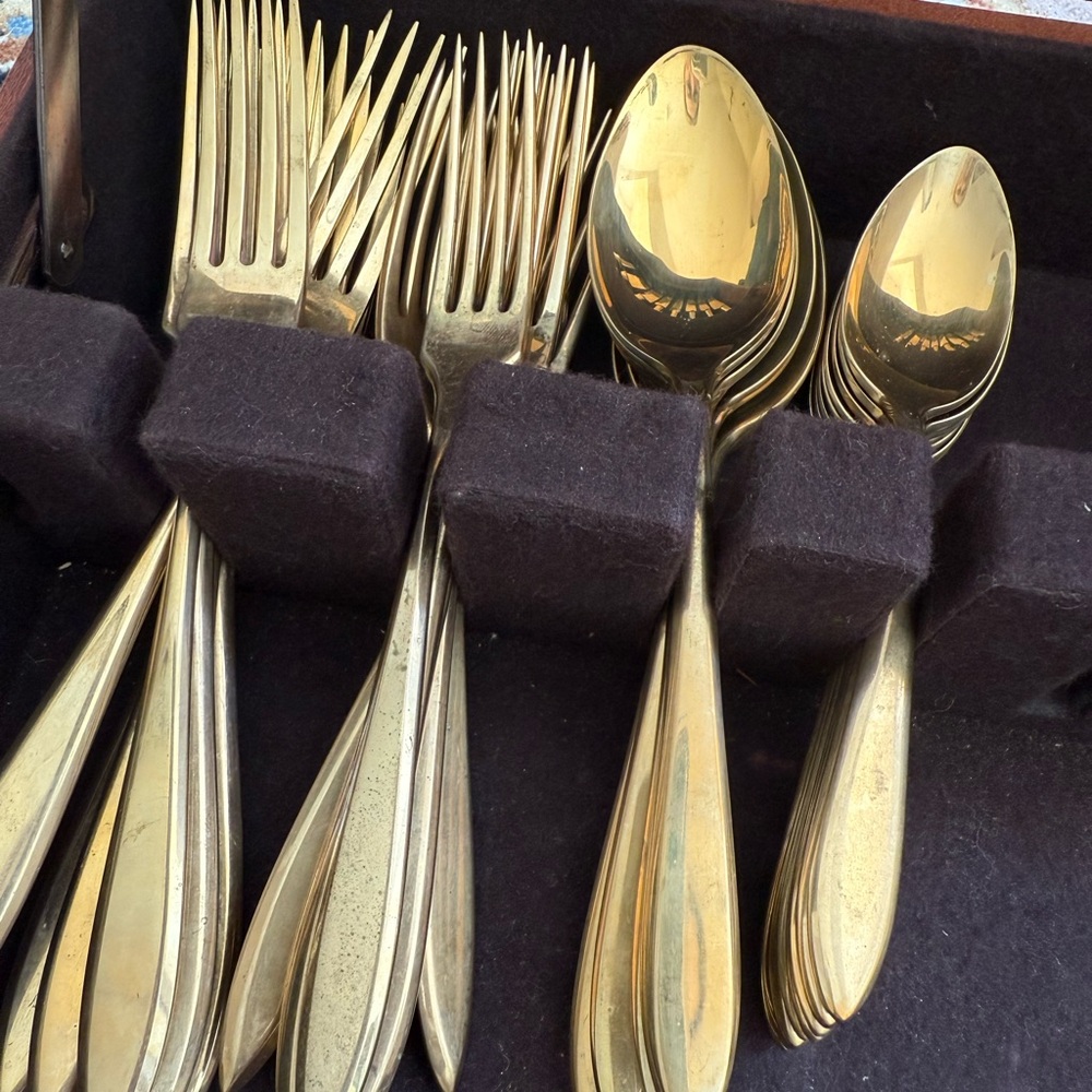 Gold Flatware Set in Wood Storage Case - Unbranded - Picture 2 of 5